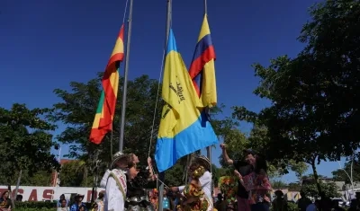 Izada de la bandera del Carnaval 2025 en la Intendencia Fluvial de Barranquilla. 
