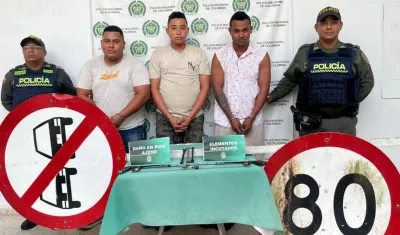 Las tres personas capturadas.