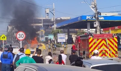 Los bomberos controlando la emergencia en la carrera 43. 