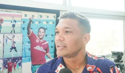 Teófilo Gutiérrez atendiendo a los medios de comunicación.