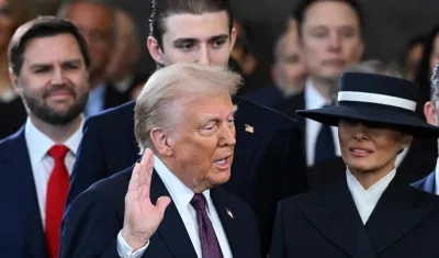 Donald Trump juramentando en el Capitolio.