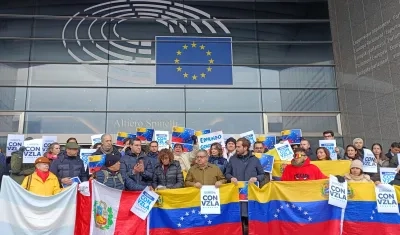 Venezolanos protestan frente a la Eurocámara en Bélgica. 