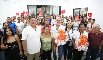 Eduardo Verano en la entrega de los primeros títulos de propiedad este 2025.