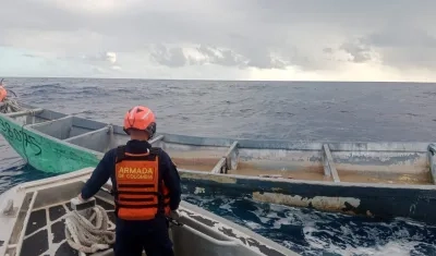 Momentos en que la Armada inspecciona la embarcación siniestrada.