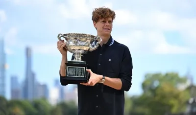 Jannik Sinner con el trofeo de campeón del Abierto de Australia.