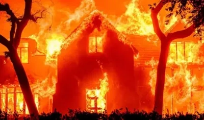 Grandes casas en Palisades han quedado consumidas por el fuego.