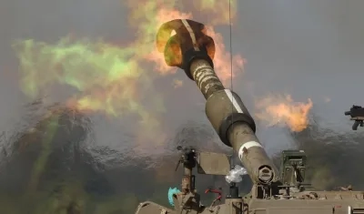 Unidades de artillería israelí abriendo fuego en la Franja de Gaza.