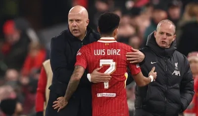 Arne Slot y Luis Díaz.