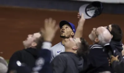 Mookie Betts antes de ser interferido por los fanáticos de los Yanquis para atrapar la pelota.