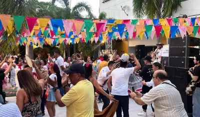 Durante los espectáculos no se permitirá el uso de bebidas en envases de vidrio.