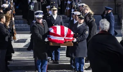 El féretro con los restos de Jimmy Carter cuando era sacado de la Catedral Nacional.