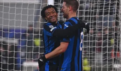 Juan Guillermo Cuadrado celebrando un gol con Mario Pasalic.