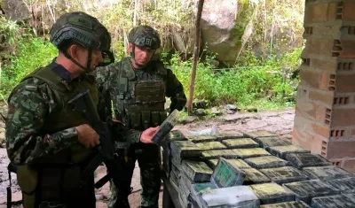 Según el Ejército, las armas y la cocaína pertenecen al grupo Edwin Román Velásquez Valle.