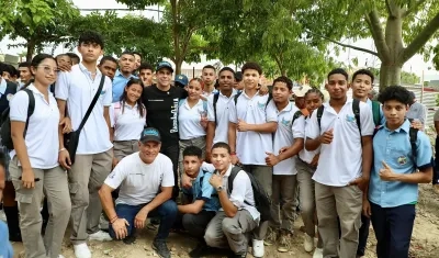 Alejandro Char con estudiantes de Barranquilla. 