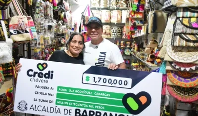 Alcalde Alejandro Char entregando un crédito a una comerciante. 