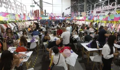 Las personas participando en la feria Colombiatex.