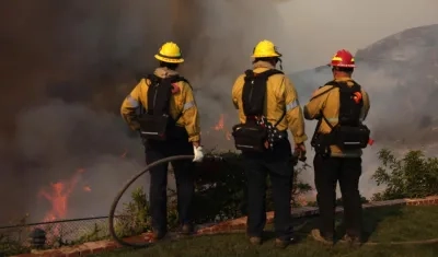Bomberos tratan de controlar los incendios.