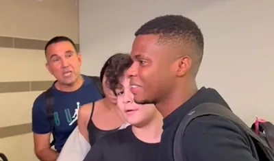 Déiber Caicedo a su llegada al aeropuerto Ernesto Cortissoz.