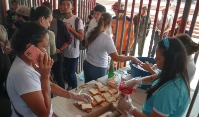 Personas desplazadas por la violencia en la región del Catatumbo reciben alimentos en el estadio General Santander. 