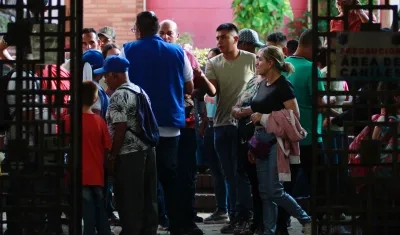 Personas desplazadas por la violencia en la región del Catatumbo acuden a solicitar ayuda en la Alcaldía de Cúcuta.