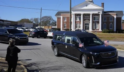 Paso del coche fúnebre que transporta el ataúd del expresidente de EE.UU. Jimmy Carter.