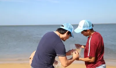 Investigador durante la recolección de muestras. 