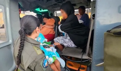 Momentos del alistamiento para la evacuación de los menos en La Guajira.