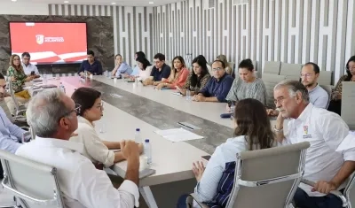 Aspecto de la reunión del gobernador Eduardo Verano y los gremios del Atlántico.