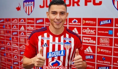 Harold Rivera con la camiseta del Junior en su presentación. 