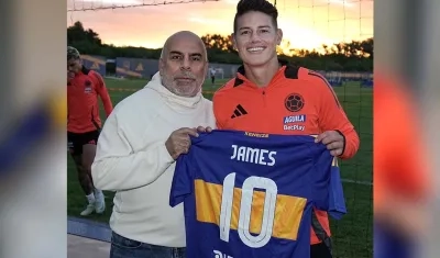 James Rodríguez con la 10 de Boca Juniors acompañado de Mauricio 'Chicho' Serna. 