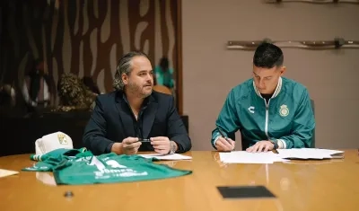 James Rodríguez firmando el contrato con el León. 