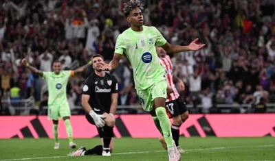 Lamine Yamal inicia el festejo tras marcar el segundo gol del Barcelona. 