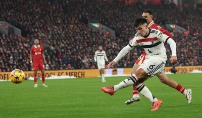 Lisandro Martínez saca el zurdazo que significó el primer gol del Manchester United. 