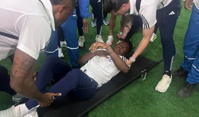 Iván Arboleda, arquero suplente de Millonarios, mientras era atendido.