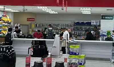 Instalaciones del supermercado en donde encontraron el cuerpo del hombre muerto.