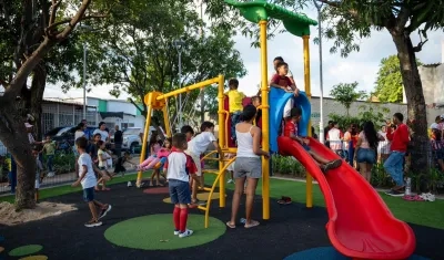Niños y niñas disfrutando del parque El Milagro. 