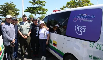 Alcalde Alejandro Char durante la entrega de los CAI móviles. 
