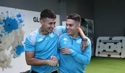 El colombiano Juan Fernando Quintero con Matías Rojas.