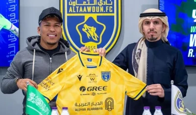 Roger Martínez exhibe la camiseta de su nuevo club. 