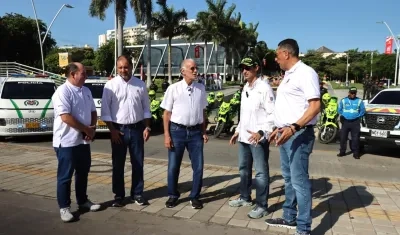 Gobernador Eduardo Verano junto a sus secretarios. 
