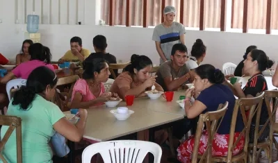 Varias personas comen en el Albergue del Seminario Menor en Tibú.