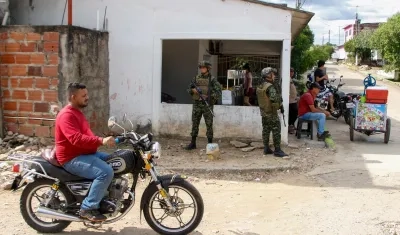 Soldados del Ejército en las calles del municipio de Tibú.