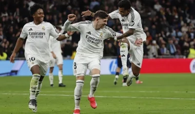 Endrick, Fede Valverde y Rodrigo festejan el cuarto gol del Real Madrid.