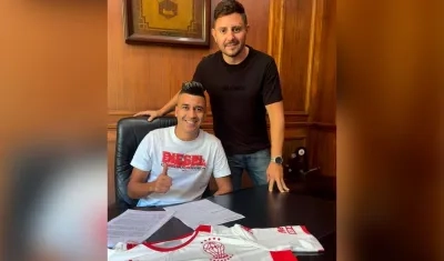Víctor Cantillo tras firmar el contrato que lo vincula por un año a Huracán.
