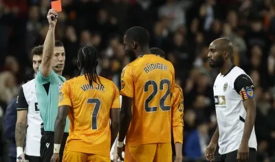 La tarjeta roja a Vinicius Junior mostrada por el árbitro César Soto Grado. 