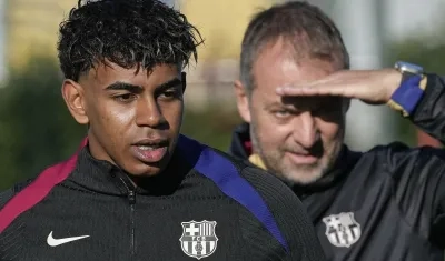 Lamine Yamal y el entrenador del Barcelona, Hansi Flick.