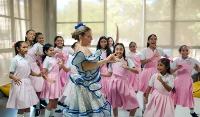 La Reina Tatiana con estudiantes de la IED Pies Descalzos