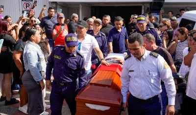 Momento en que era sacado de la funeraria el cuerpo de Zair Guette. 