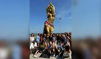 Bailarines de Shakira en su estatua. 