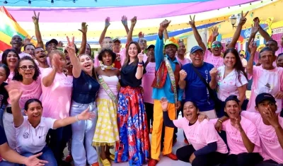 Integrantes de la comparsa junto a la primera dama, Katia Nule. 